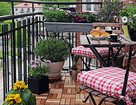 陽臺(tái)防腐木選購施工養(yǎng)護(hù)   打造美觀舒適納涼場(chǎng)所